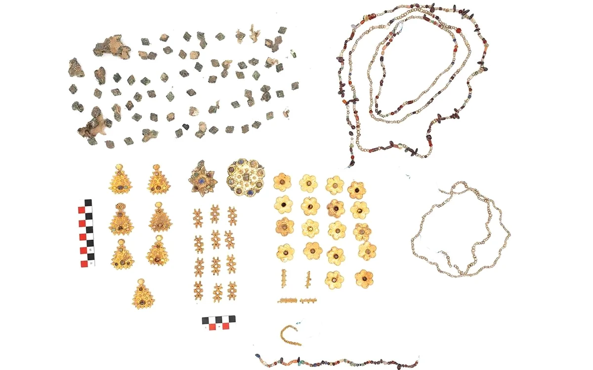Bijuterii din aur descoperite de arheologi (© Ministerul Culturii din Arabia Saudită)