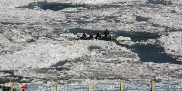 În pericol la doar câţiva metri de mal (foto arhivă)