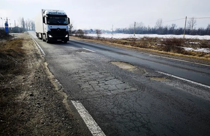 Drumul spre Autostrada A1, aproape impracticabil din cauza gropilor