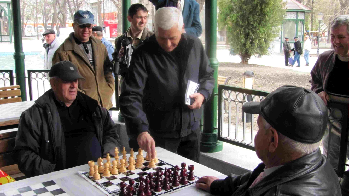 Bacinschi a mutat primul pe tabla de şah