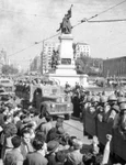 Armata Roșie defilând prin centrul Bucureștiului, la statuia Brătianu