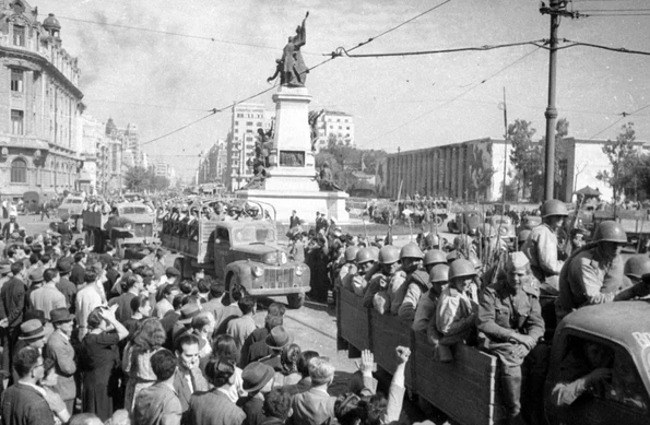 Armata Roșie defilând prin centrul Bucureștiului, la statuia Brătianu