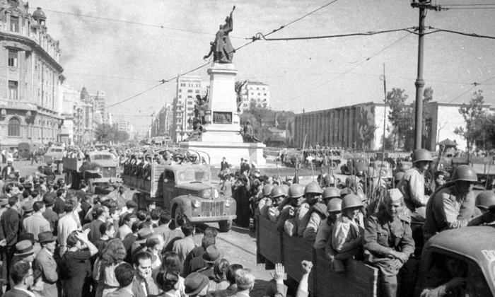 Armata Roșie defilând prin centrul Bucureștiului, la statuia Brătianu