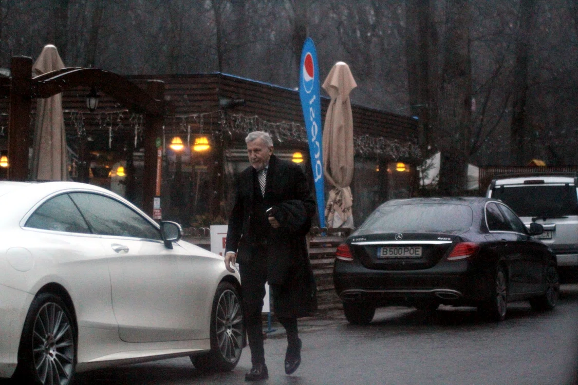 Ilie Năstase îi duce taximetristului pungile de cadouri