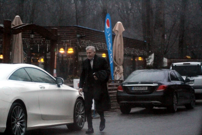 Ilie Năstase îi duce taximetristului pungile de cadouri