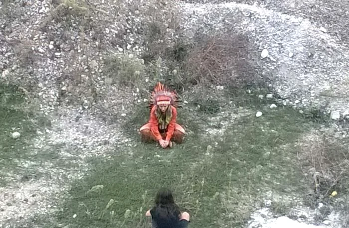 Delia s-a aşezat jos pe iarbă 