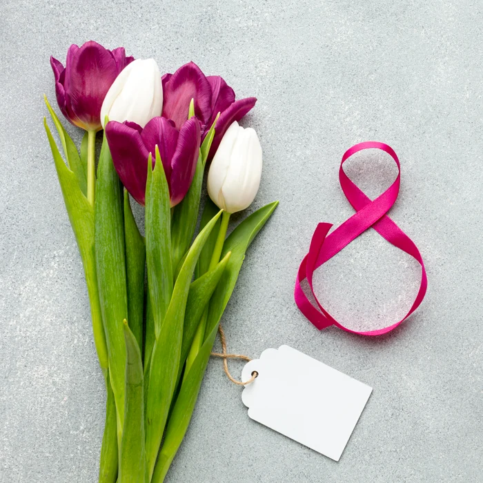 Cadoul perfect: flori însoțite de un mesaj Foto: Freepik 