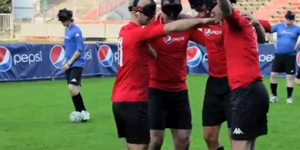Persoanele cu deficit de vedere se pot bucura de o partidă de fotbal