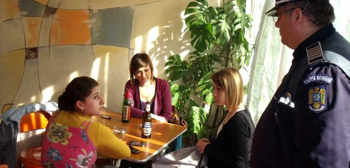 Poliţiştii focşăneni i-au găsit deseori pe elevi prin baruri, indiferent de sex Foto: Ştefan Borcea