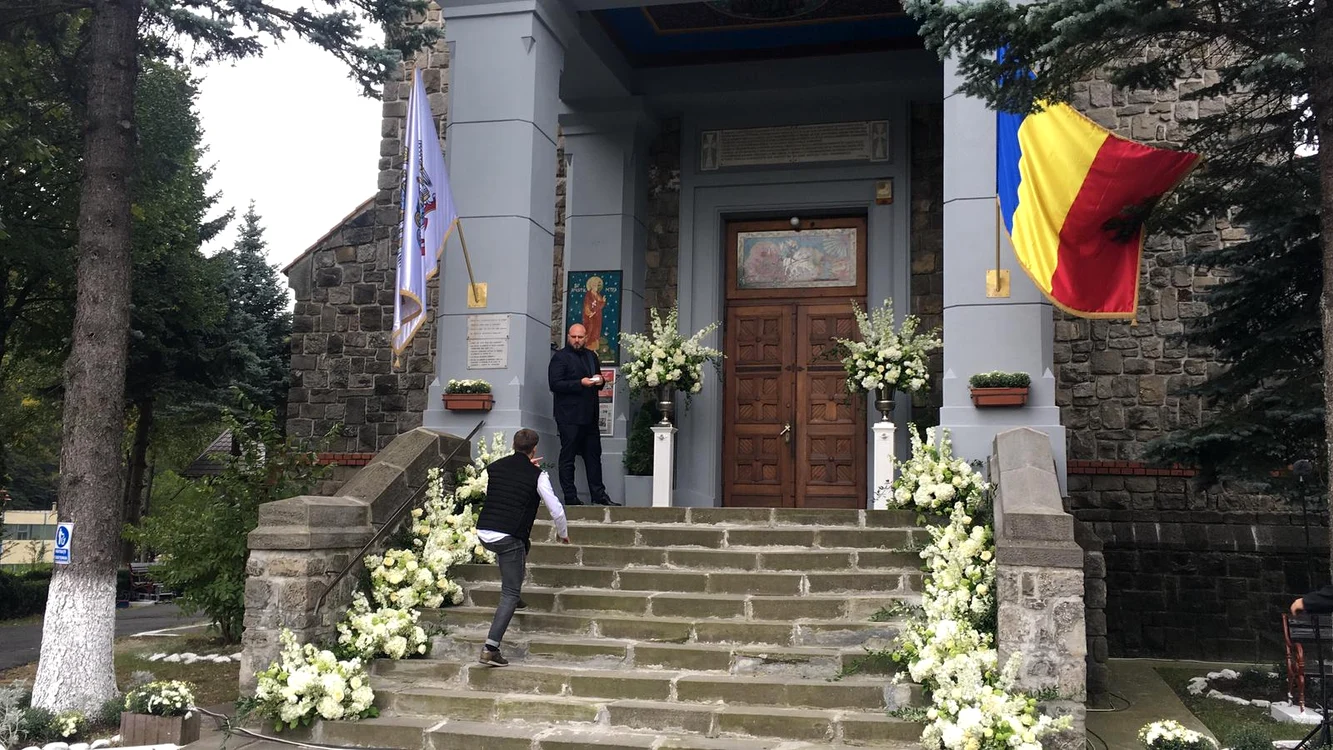 Treptele bisericii din Sinaia au fost împodobite cu hortensii și trandafiri albi