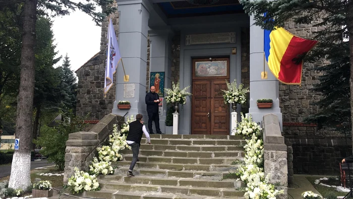 Treptele bisericii din Sinaia au fost împodobite cu hortensii și trandafiri albi