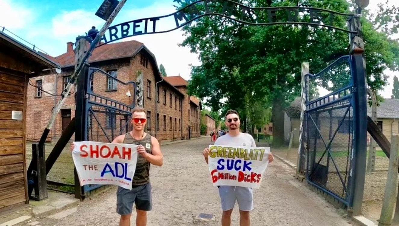 Minadeo (dreapta) ironizează liderii evrei în fața porții de la Auschwitz FOTO: Gab