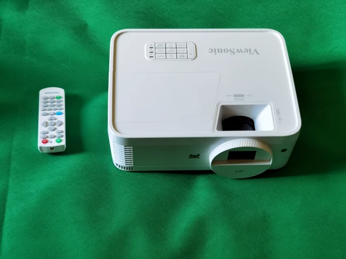 Viewsonic LS500WH şi telecomanda. FOTO Adrian Pogîngeanu