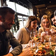 Restaurant - prieteni la masa - mancare - telefon - socializare FOTO Shutterstock 