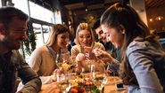 Restaurant - prieteni la masa - mancare - telefon - socializare FOTO Shutterstock 