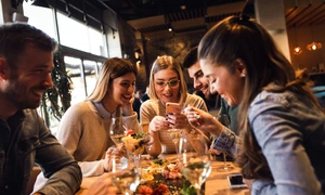 Restaurant - prieteni la masa - mancare - telefon - socializare FOTO Shutterstock 