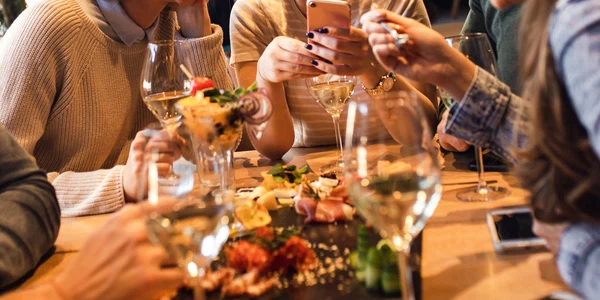 Restaurant - prieteni la masa - mancare - telefon - socializare FOTO Shutterstock 