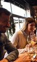 Restaurant - prieteni la masa - mancare - telefon - socializare FOTO Shutterstock 