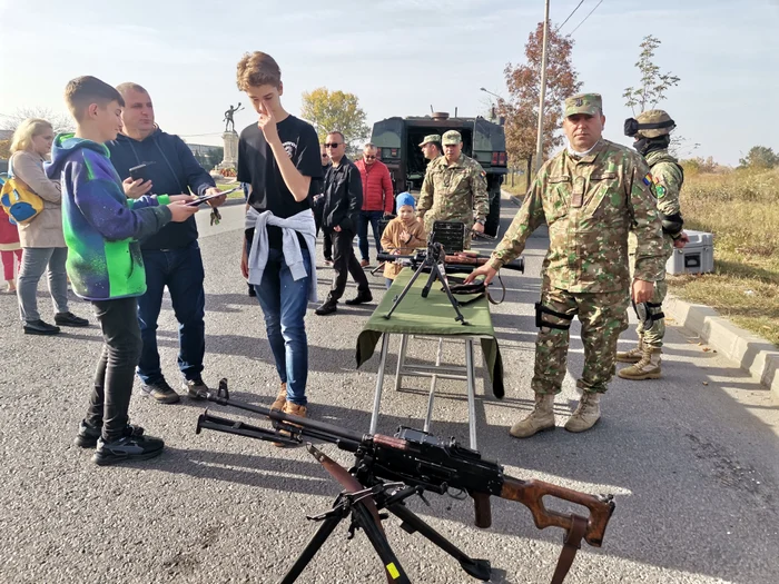 Adolescenții spun că astfel de evenimente i-ar putea convinge să îmbrace uniforma militară FOTO: A.M