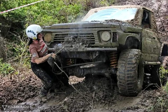 
    Mălina Petra, în acțiune, la scoaterea bolidului din noroiFOTO: Radu Bulzan  