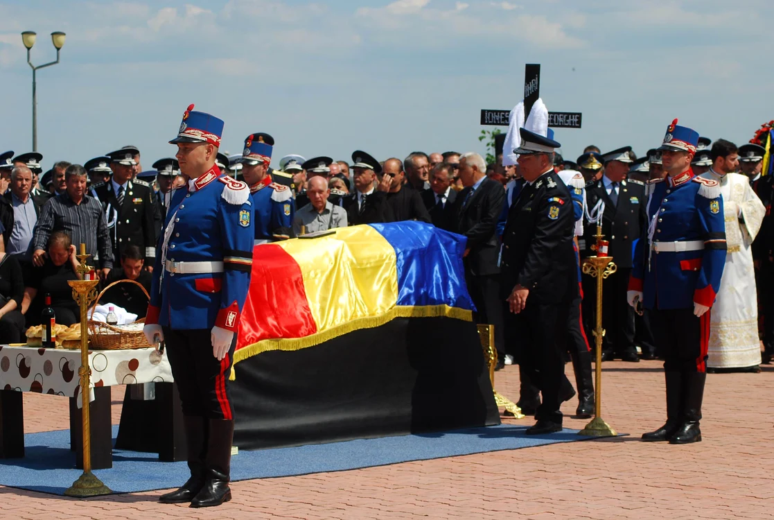 Gheorghe Ionescu a fost înmormântat cu onoruri militare (foto: Dorin Constanda)