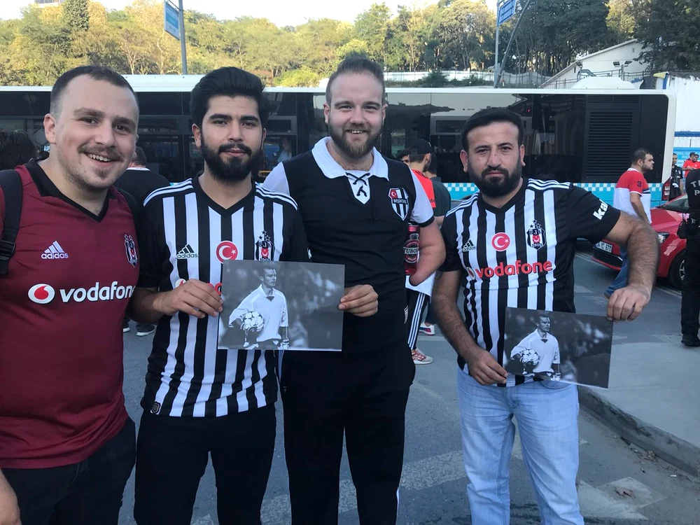 
    Fanii lui Beşiktaş au avut la ei poze cu Pancu  