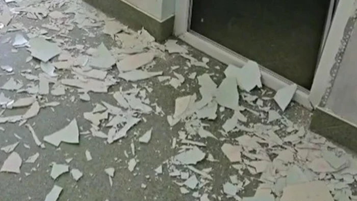 Tavanul care s-a făcut bucăți Foto: Antena3CNN