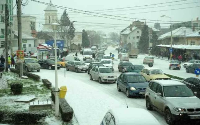 În centrul oraşului maşinile au circulat bară la bară