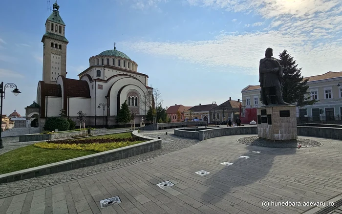 Catedrala din Orăștie și statuia lui Burebista. Foto: Daniel Guță. ADEVĂRUL