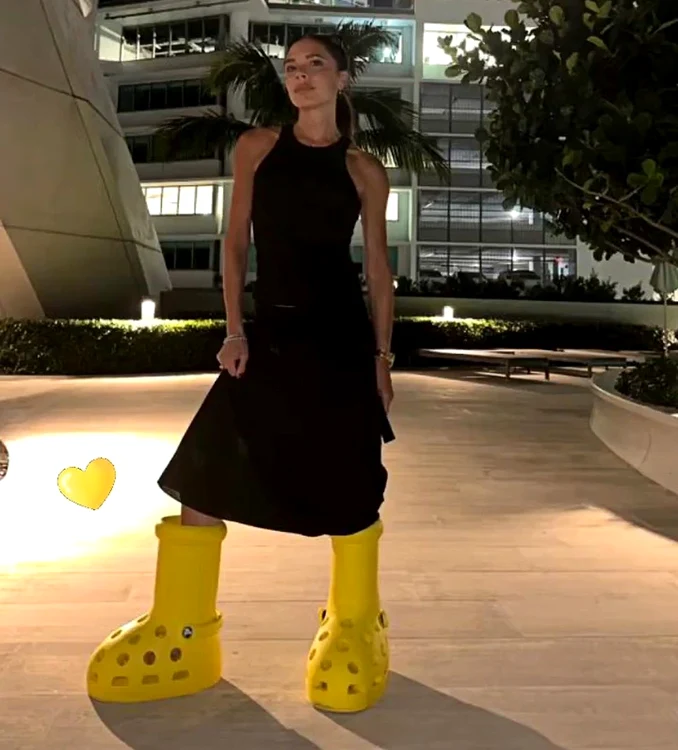 Victoria Beckham încălțată cu celebrele Big Red Boots în varianta galbenă / Foto: Instagram