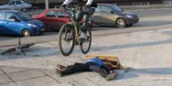  Bikerii filmează schemele şi le postează pe youtube