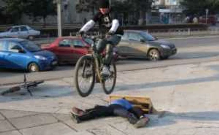 Bikerii filmează schemele şi le postează pe youtube