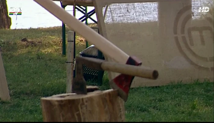 
    Concurenţii au trebuit să prindă câte o găinăcaptură Pro TV  