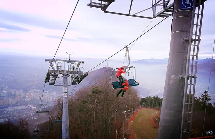 Exerciţiu de salvare la instalaţia de telescaun din Piatra Neamţ FOTO: Salvamont Neamţ