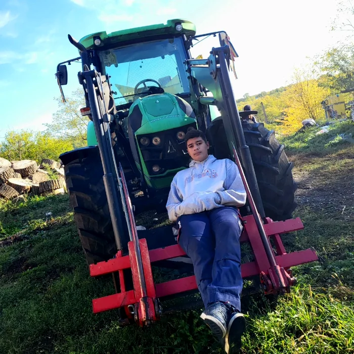 Teofan Sasca în fața utilajului FOTO Teofan Sasca