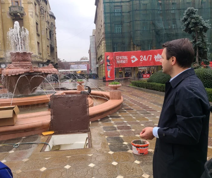 Viceprimarul Ruben Lațcău inspectează fântâna FOTO Ruben Lațcău