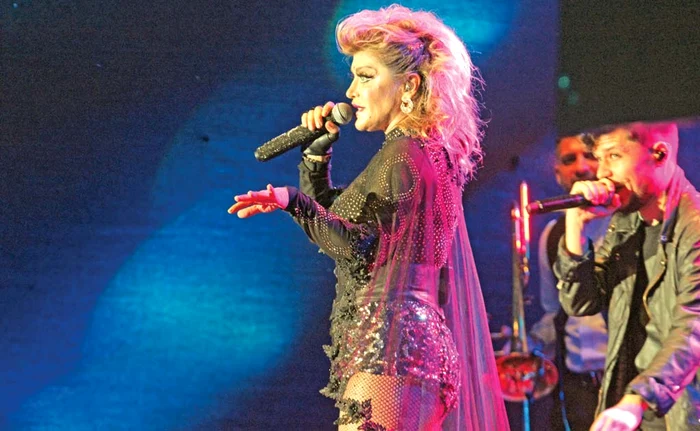 Loredana şi-a surprins fanii. Aceștia au comentat că, în ciuda machiajului, diva nu prea arată ca în fotografiile de pe internetfotografii: Mihai Ionescu