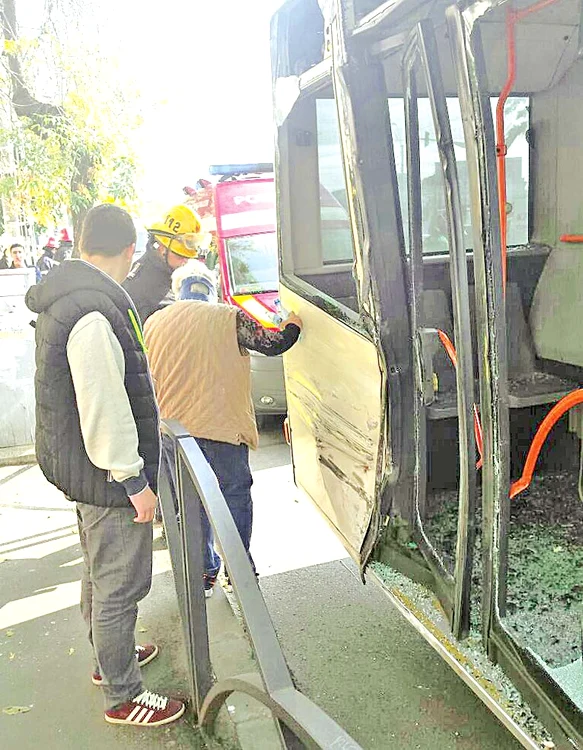 Călătorii din autobuz au ajuns la spital cu răni multiple
