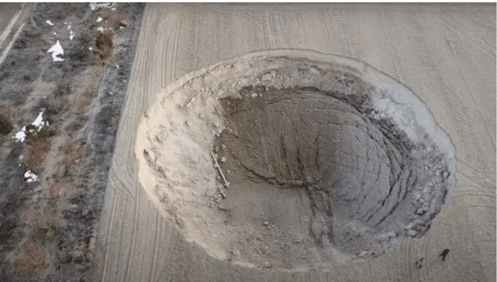 Un crater uriaș a stârnit panică printre locuitorii unui oraș din Turcia