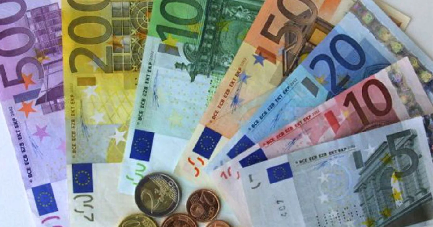 Criza a mai erodat din încrederea fracezilor în euro