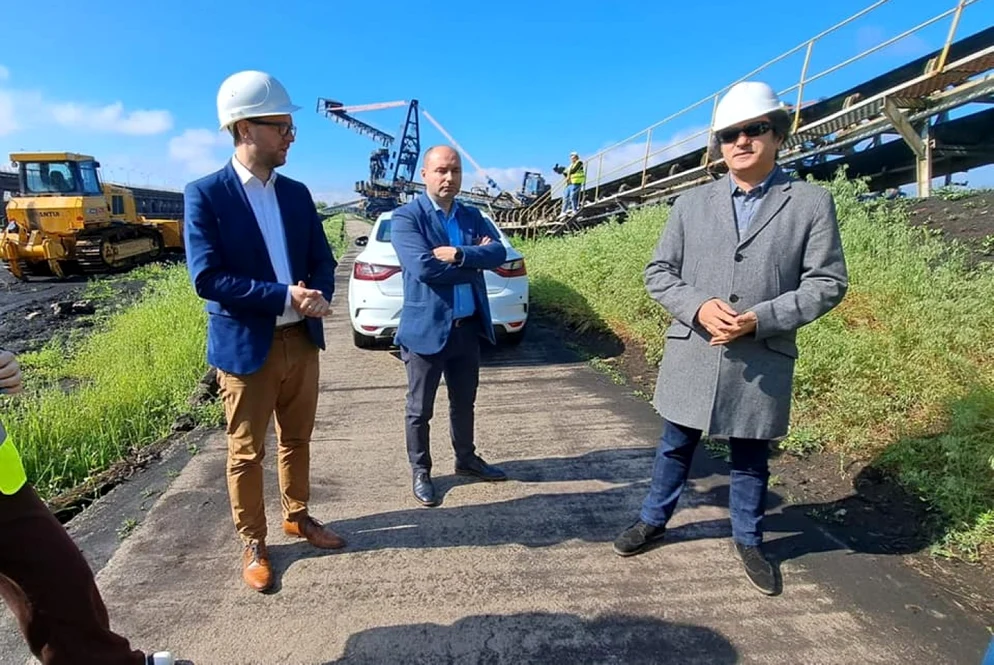 Primarul Timișoarei, Dominic Fritz (s), în depozitul de cărbune al Colterm FOTO Primăria Timișoara