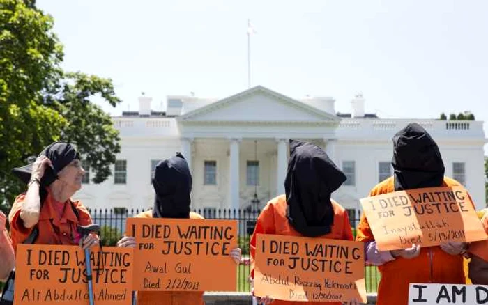 Mai mute zeci de persoane au protestat chiar în faţa Casei Albe, cu cagule pe cap, cerând închiderea închisorii de la Guantanamo FOTO Reuters