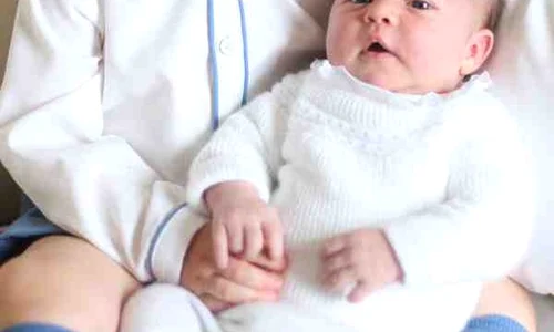 George și Charlotte, doi frățiori cu lipici la camera foto jpeg