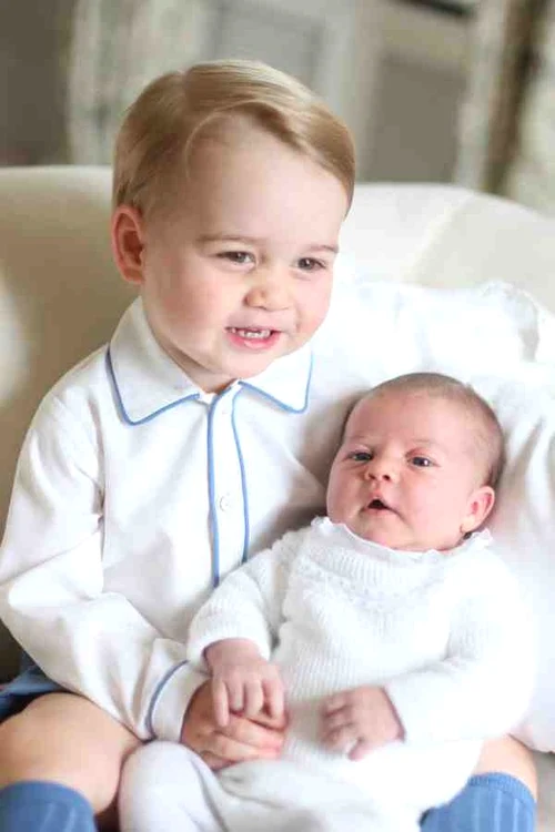 George și Charlotte, doi frățiori cu lipici la camera foto
