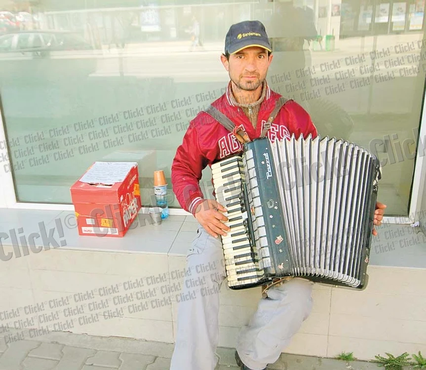 
    Jan Drosu spune  că are nevoie de  bani pentru a le cumpăra copiilor  proteze auditive (FOTOGRAFII: DANIEL GUŢĂ)  
