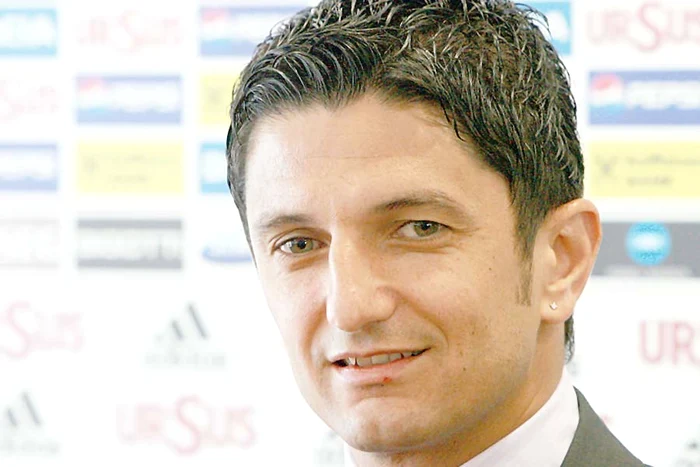 Răzvan Lucescu a  fost obligat de arabi  să-şi schimbe  look-ul, care-l făcuse  celebru în România
