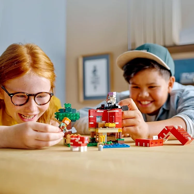 doi copii râd și construiesc lumi LEGO pline de creativitate Foto Amazon.com