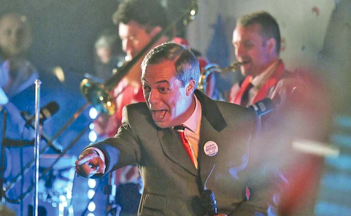 Susținătorii Brexit, în frunte cu politicianul Nigel Farage, au sărbătorit în fața Parlamentului din Londra separarea Marii Britanii de Uniunea EuropeanăFoto: EPA-EFE