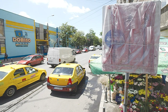 
    Pe Bd. Lacul Tei indicatoarele cu sens unic au  fost puse de anul trecut, dar sunt acoperiteFOTO: DORIN CONSTANDA  