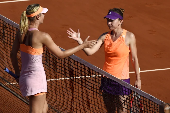 După o finală de peste trei ore, Halep (dreapta) a fost învinsă din cauza lipsei de experienţă. FOTO: AFP